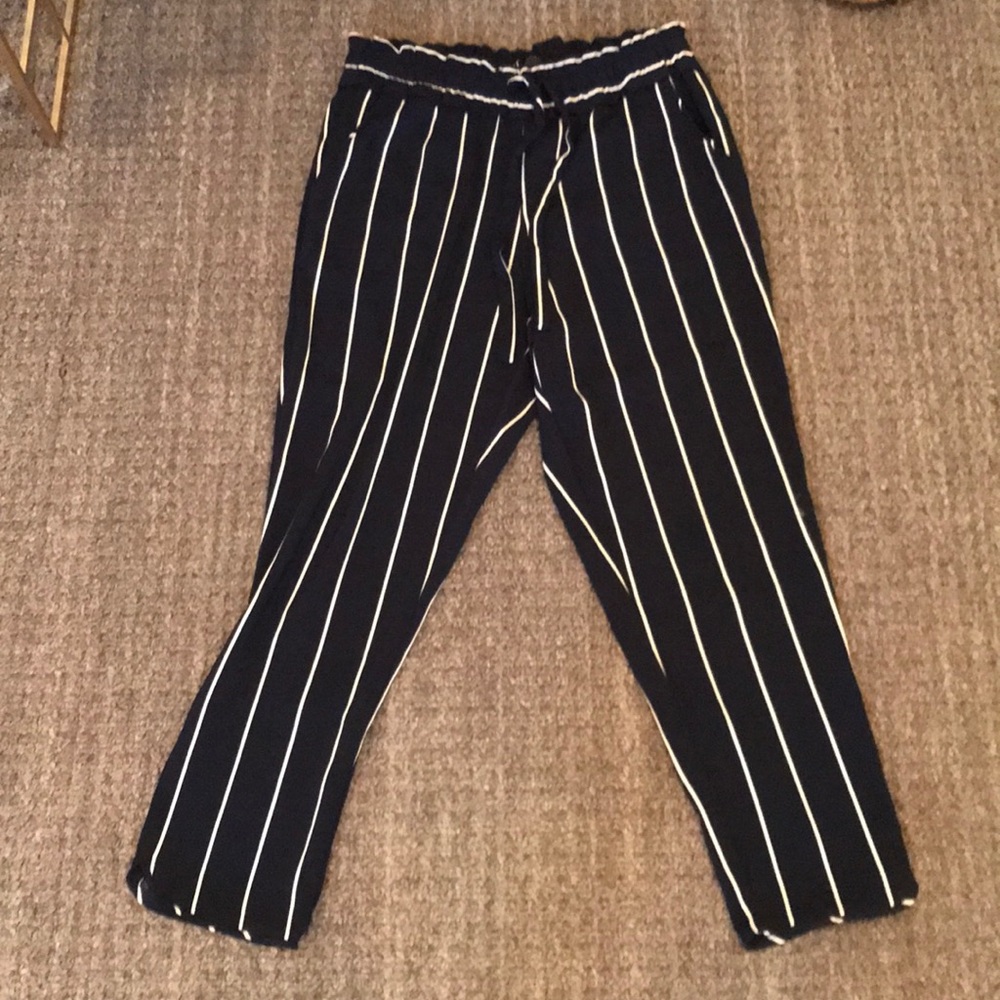 navy and white dress pants with tie